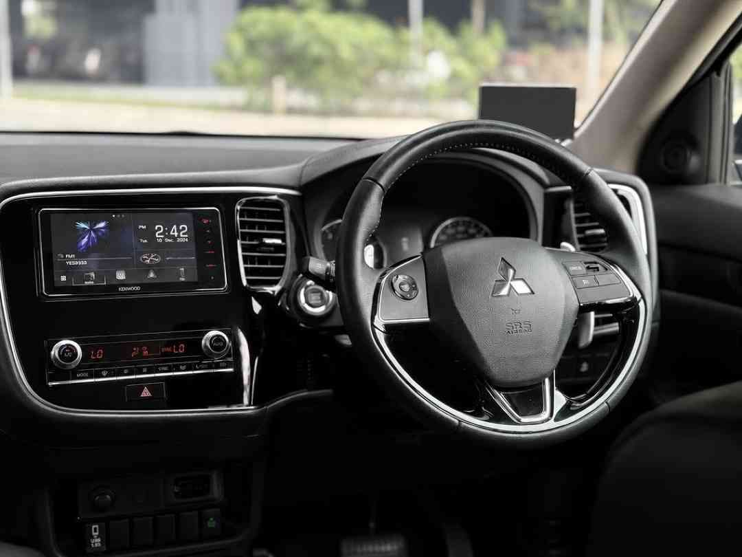 Mitsubishi Outlander 2.0 CVT Classic 7-Seater (A) (Category: Used Cars) located in Singapore. Submitted by carousell_certified_partners (Listing ID 1462584596, Image 3). Description: 1 owner unit, Comes with 1 year comprehensive warranty coverage! Popular 7 seater with good cabin space and fuel economy! Stunning black exterior paired with neat black seats interior! View with high expectations! All trade-ins are welcomed. Flexible viewing hours an