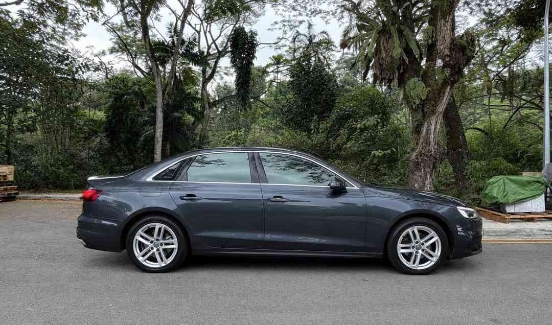 Audi A4 Sedan Mild Hybrid 2.0 TFSI S tronic (A) (Category: Used Cars) located in Singapore. Submitted by carousell_certified_partners (Listing ID 1465103765, Image 2). Description: Beautiful well maintained unit in excellent up kept condition! Comes with additional 3 years engine, gearbox and MU warranty for a peace of mind purchase! Excellent fuel consumption of 16 km/L suitable for daily usage and workhorse! Spacious interior and boot space per