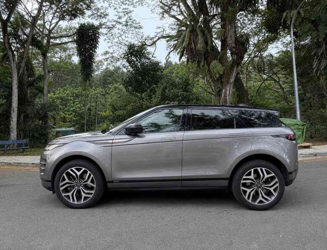 Land Rover Range Rover Evoque Mild Hybrid 2.0 Si4 R Dynamic HSE [249PS] (A) (Category: Used Cars) located in Singapore. Submitted by carousell_certified_partners (Listing ID 1464013791, Image 2). Description: Highest spec flagship model Evoque Mild Hybrid HSE! 296bhp P300! 0-100km/h at 6.5s! ARF $75441! Guaranteed buy back $45k when COE end! Cheapest and lowest depreciation in the market! 1 of only 6 dealers in Singapore to be awarded roll of hon