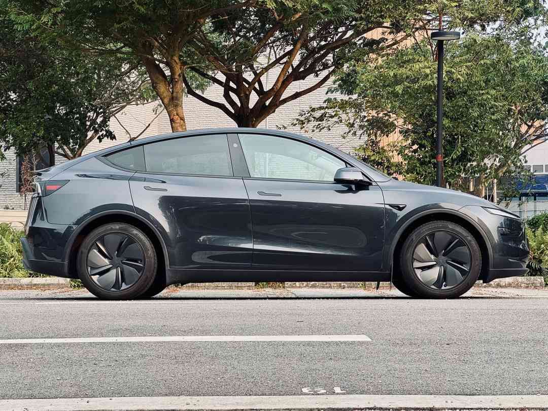 TESLA MODEL Y AWD LONG RANGE (Category: Used Cars) located in Singapore. Submitted by carbuyersclub (Listing ID 1460182060, Image 2). Description: CarBuyers Club - SG #1 Tesla reseller, 500+ Google reviews, SGCM Premium Dealer 2026! No waiting time, ready stock! 0-100km/h in 4.8s! Road tax worth $5.4k renewed till Jul 27! 506 Bhp | Dual Motor Long Range. 4-yr/8-yr Tesla warranty. Stealth grey Body/Black interior! Up to 629km WLTP range! Dual Moto