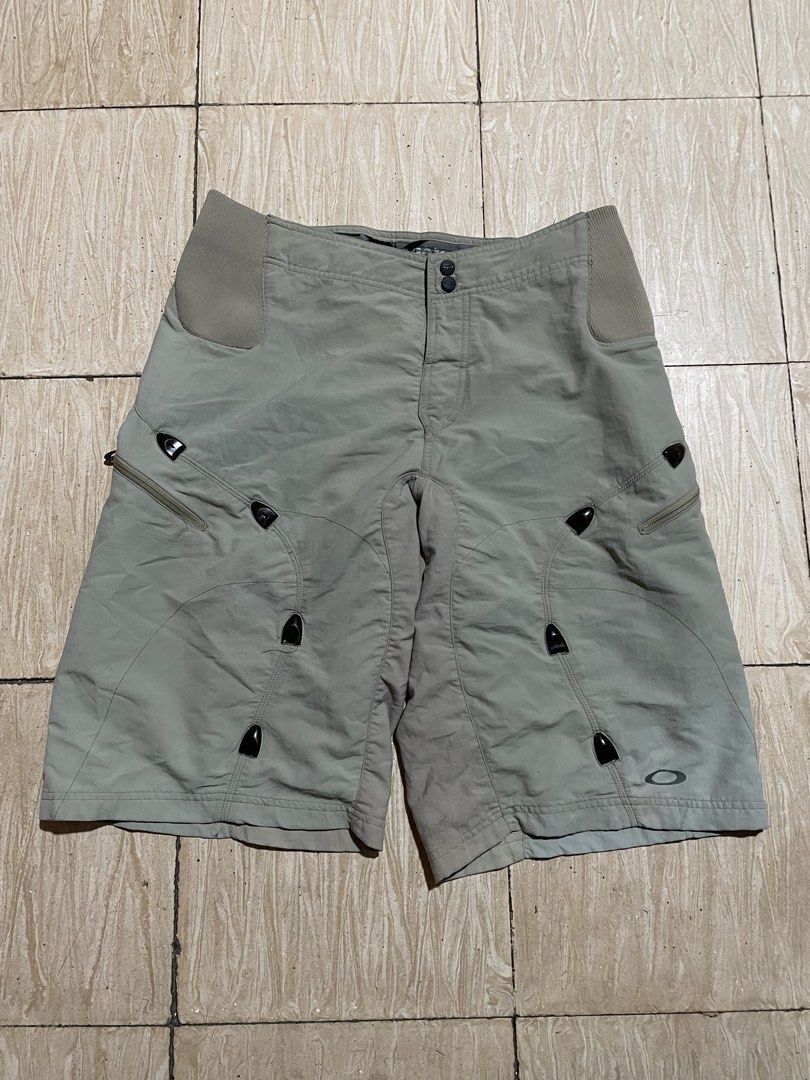 00’s Oakley Shorts (Category: Shorts) located in Angeles City. Submitted by wa2si (Listing ID 1465309972, Image 2). Description: Size: Large Waist: 17” Length: 24.5” Leg opening: 13” Excellent condition No flaws.