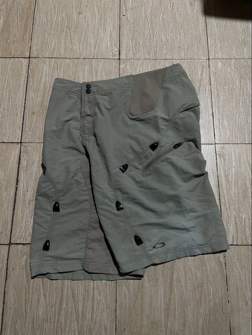 00’s Oakley Shorts (Category: Shorts) located in Angeles City. Submitted by wa2si (Listing ID 1465309972, Image 1). Description: Size: Large Waist: 17” Length: 24.5” Leg opening: 13” Excellent condition No flaws.