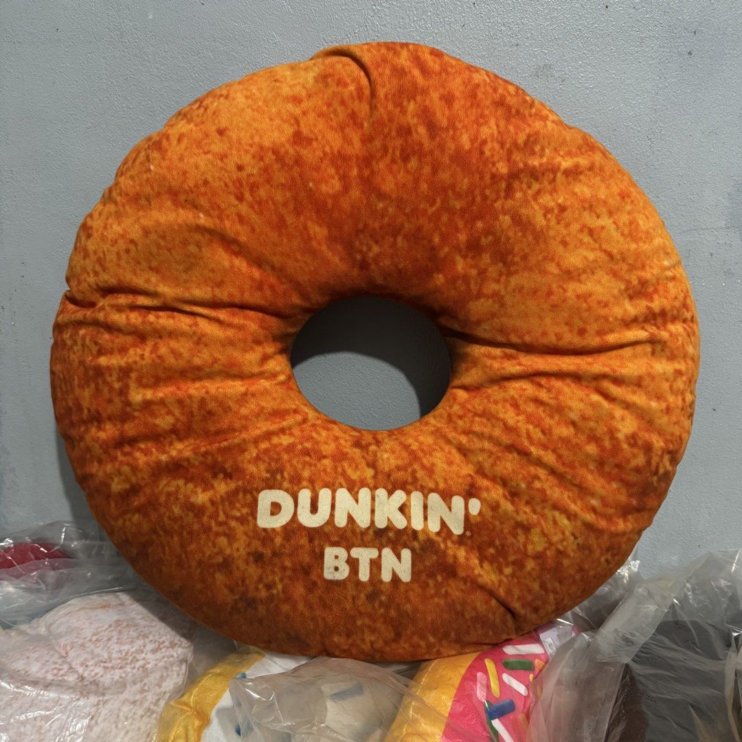 [100% ORIGINAL] Dunkin Pillow (Dunkin Butternut Pilw (Category: Children's Beds) located in Makati City. Submitted by freebster (Listing ID 1465369627, Image 2). Description: PRICE LIST: *Butternut (RARE) : 5,500 *Boston Kreme : 4,600 *Vanilla/Strawberry Sprinkle & Choco Wacko : 3,200 *Brown and Pink Dunkin Yan : 450 each *Mochi pillows, Bavarian :800 each EACH .