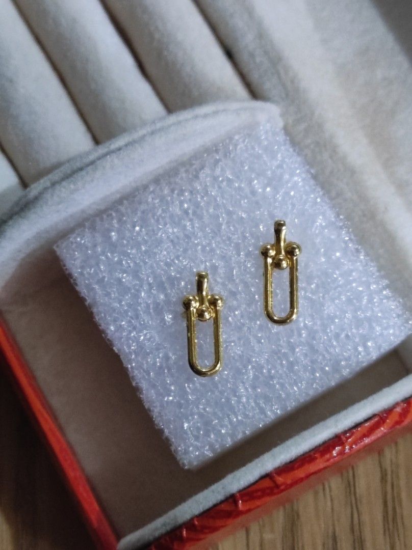Dainty 18k Gold U-shape chain link stud earrings (Category: Earrings) located in Cavite. Submitted by noblepenguin_6c8662 (Listing ID 1465199863, Image 1). Description: - Style: Modern U-shape 18k Gold chain link stud earrings - Color: Elegant gold - Comfort: Lightweight metal construction or Dainty for all-day wear - Closure: Secure butterfly backs included - Versatility: Perfect size for everyday accessorizing.
