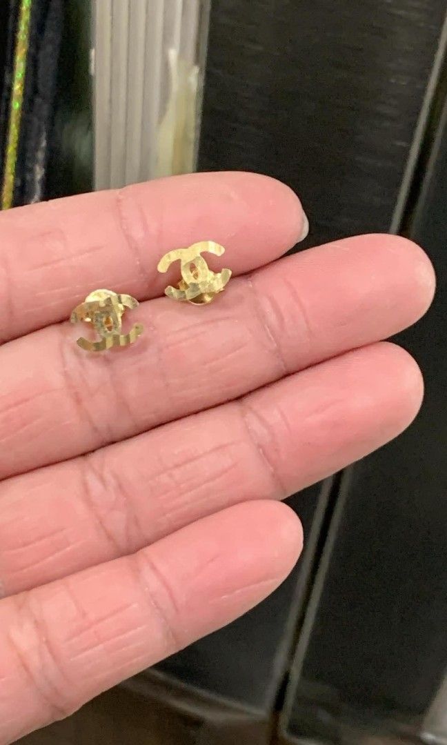 18K Saudi Gold Earrings (Category: Earrings) located in Manila. Submitted by RealGoldPawnable18K21K24K (Listing ID 1465210998, Image 1). Description: .