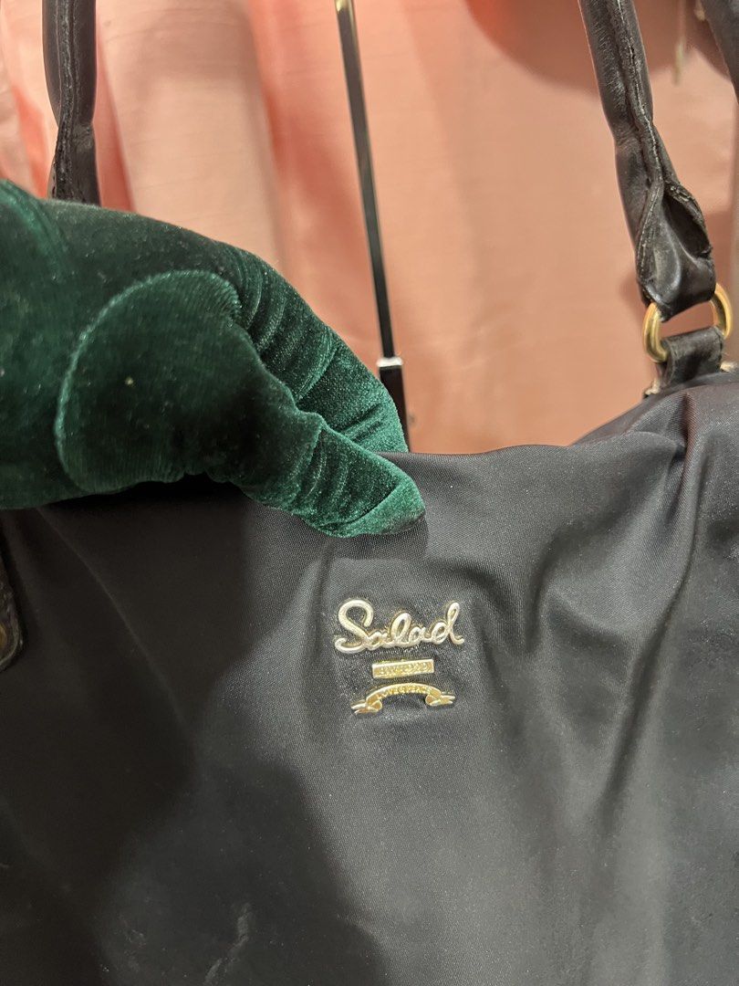 2 way authentic salad lightweight bag (Category: Shoulder Bags) located in Baguio. Submitted by mercedeshermosamoran (Listing ID 1465353814, Image 2). Description: perfect as work bag/ everyday bag L-14 inches w- 19 inches very spacious inside .