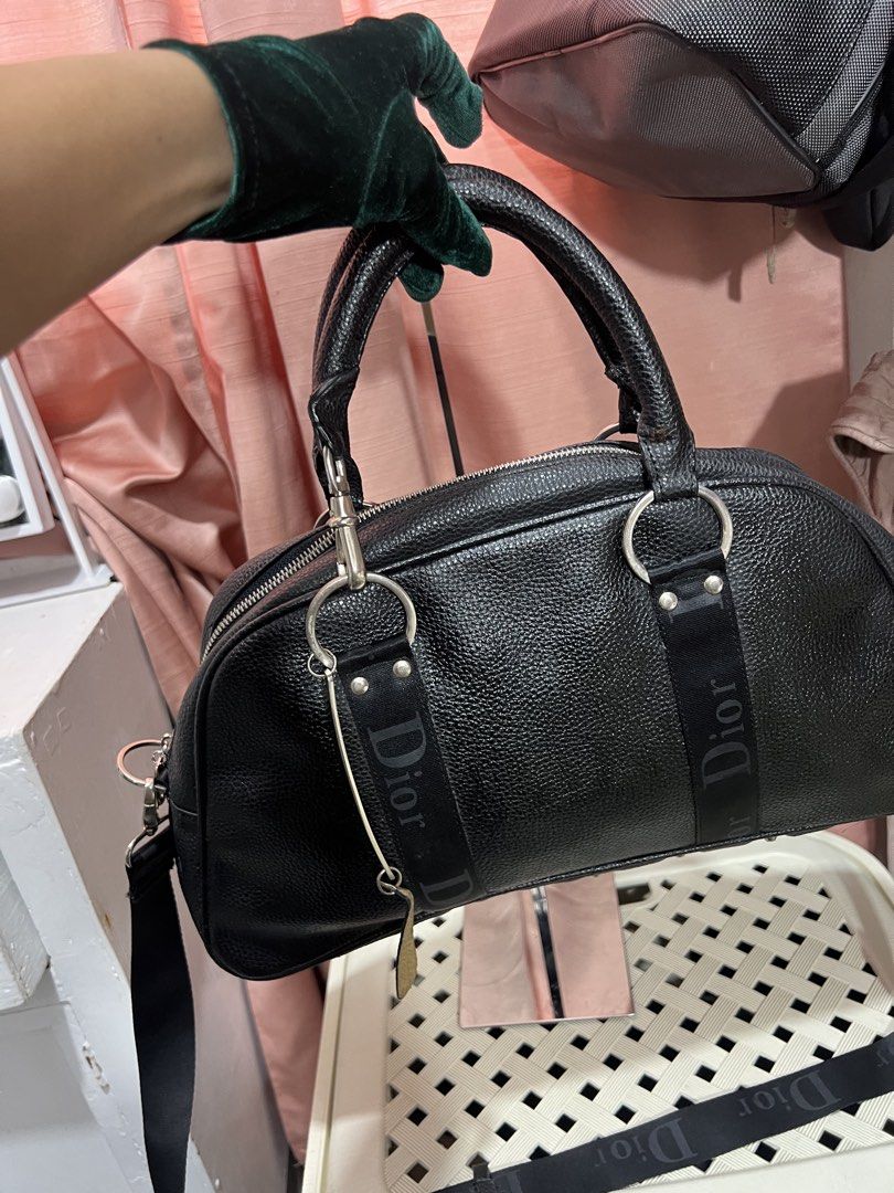 2 way quality leather bag (unisex) (Category: Sling Bags) located in Baguio. Submitted by mercedeshermosamoran (Listing ID 1465352138, Image 2). Description: percect as everyday bag/ work bag/ travel bag L- 8 inches W- 14 inches (mid section) .