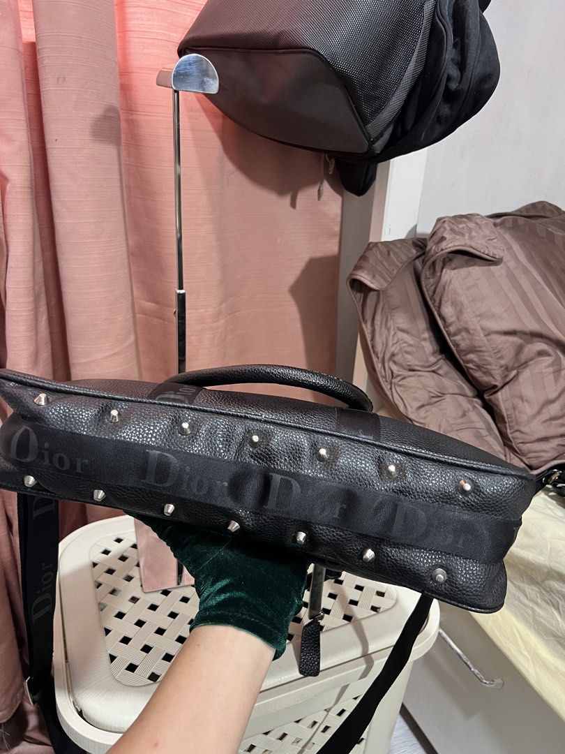 2 way quality leather bag (unisex) (Category: Sling Bags) located in Baguio. Submitted by mercedeshermosamoran (Listing ID 1465352138, Image 3). Description: percect as everyday bag/ work bag/ travel bag L- 8 inches W- 14 inches (mid section) .