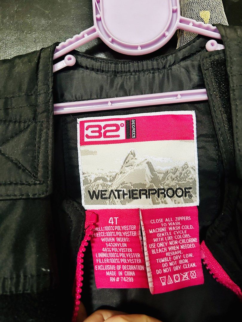 32 Degrees Weatherproof Heat tech (Category: Babies & Kids Fashion) located in Pasig City. Submitted by royalregistry (Listing ID 1465266148, Image 3). Description: - Brand: 32 Degrees Weatherproof - Size: 4T (Kids) - Black Snow Bib - Color: Black with pink accents - Closure: Pink front zipper - Upper Torso: Warm fleece lining with adjustable shoulder straps - Waist: Elastic waistband for a comfortable fit - Details: Matching pink embroidered log