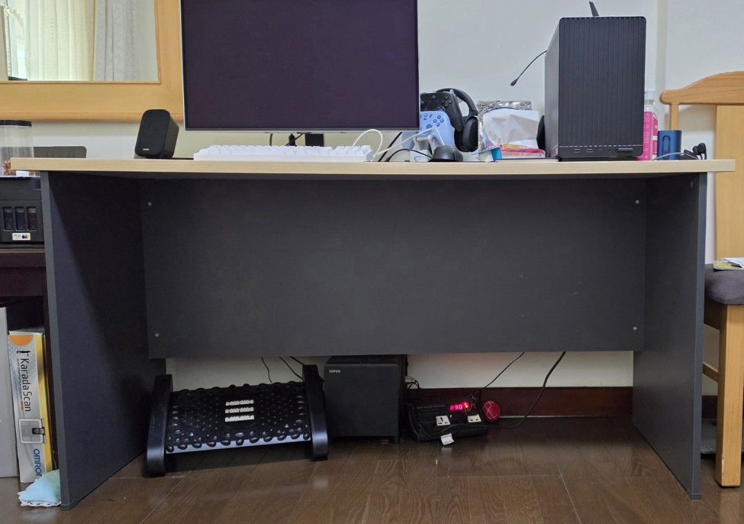 5ft computer table (Category: Tables & Sets) located in Kuala Lumpur. Submitted by nkdinz (Listing ID 1465193460, Image 1). Description: 5ft computer table for sale.