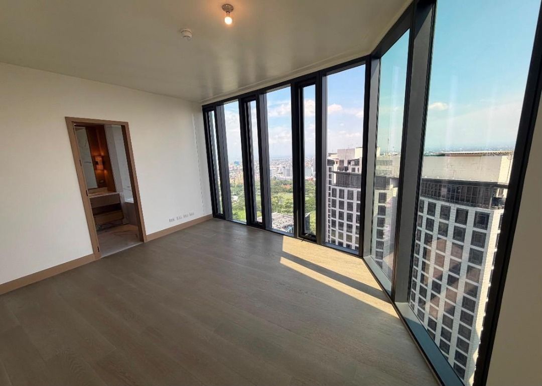 📍 Aurelia BGC - West B Premier (Category: Apartments & Condos) located in Makati City. Submitted by renzproperties (Listing ID 1465302907, Image 2). Description: 📍 Aurelia BGC - West B Premier For Sale - ₱198M + buyer’s charges 3BR + den 3.5TB FA: 280 sqm Inclusions: Semi Furnished Parking: 2 slots Features: - West “B” Premier - Few floor below penthouse - All rooms facing Forbes Park *DIRECT TO OWNER* ⬇️More properties⬇️ FB & IG - renzproperti