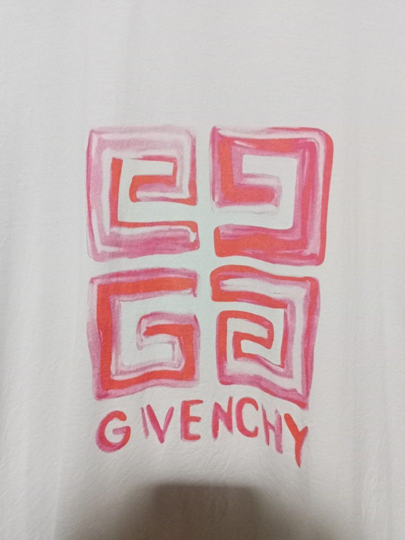 ✅ GIVENCHY Men's Tee (Category: Luxury Apparel) located in Palo. Submitted by getupandglow (Listing ID 1465293227, Image 2). Description: ✅ GIVENCHY Men's Tee Cut tags (authenticity not guarantee) Size: XS (Medium to Large fitting) Dimes: 21x28 Issue: None Condition: Excellent Colorate: 9.8/10 Price: 650 only + sf 📍 Location: LEYTE MODE OF PAYMENT 💳 GCash (Payment 1st) | ✈️ J&T 📩 MAKE OFFER nalang if interested..