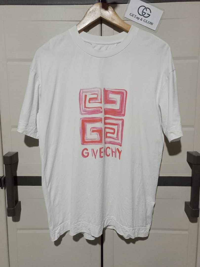 ✅ GIVENCHY Men's Tee (Category: Luxury Apparel) located in Palo. Submitted by getupandglow (Listing ID 1465293227, Image 1). Description: ✅ GIVENCHY Men's Tee Cut tags (authenticity not guarantee) Size: XS (Medium to Large fitting) Dimes: 21x28 Issue: None Condition: Excellent Colorate: 9.8/10 Price: 650 only + sf 📍 Location: LEYTE MODE OF PAYMENT 💳 GCash (Payment 1st) | ✈️ J&T 📩 MAKE OFFER nalang if interested..