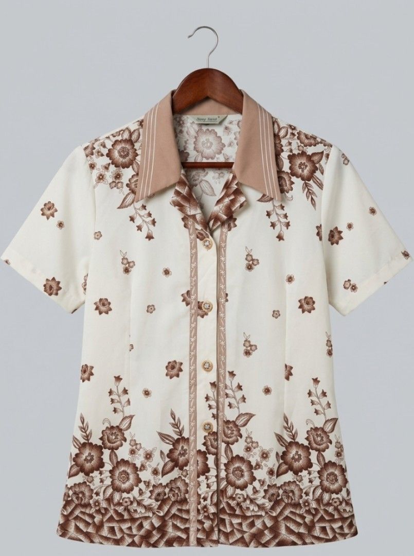 ✨ Vintage Cream & Brown Floral Button-Down Blouse (Category: Blouses) located in Kalibo. Submitted by cloth.ly (Listing ID 1465255129, Image 1). Description: 📏 Measurements: • Pit to Pit: 19.5" × 2 = 39" • Length: 28" • Waist: 19" × 2 = 38" • Shoulder Width: 16" • Sleeve Length: 11" — short sleeves • Cuff Sleeve: 7" 💎 Details: • Vintage style — elegant floral border print 🌸 • Cream base with warm brown floral design • Contrast taupe collar • D