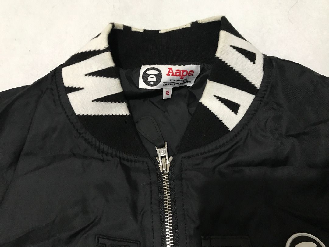 AAPE By A Bathing Ape Bomber Jacket （分類：外套及戶外衣服）位於 Hong Kong。 由 kelvin84hk 提交（商品編號 1465300353，圖片 2）。簡介： AAPE By A Bathing Ape Bomber Jacket 80% new 有D白色印 size XS Shoulder 57cm Chest 57cm Sleeve 49cm Long 66cm。