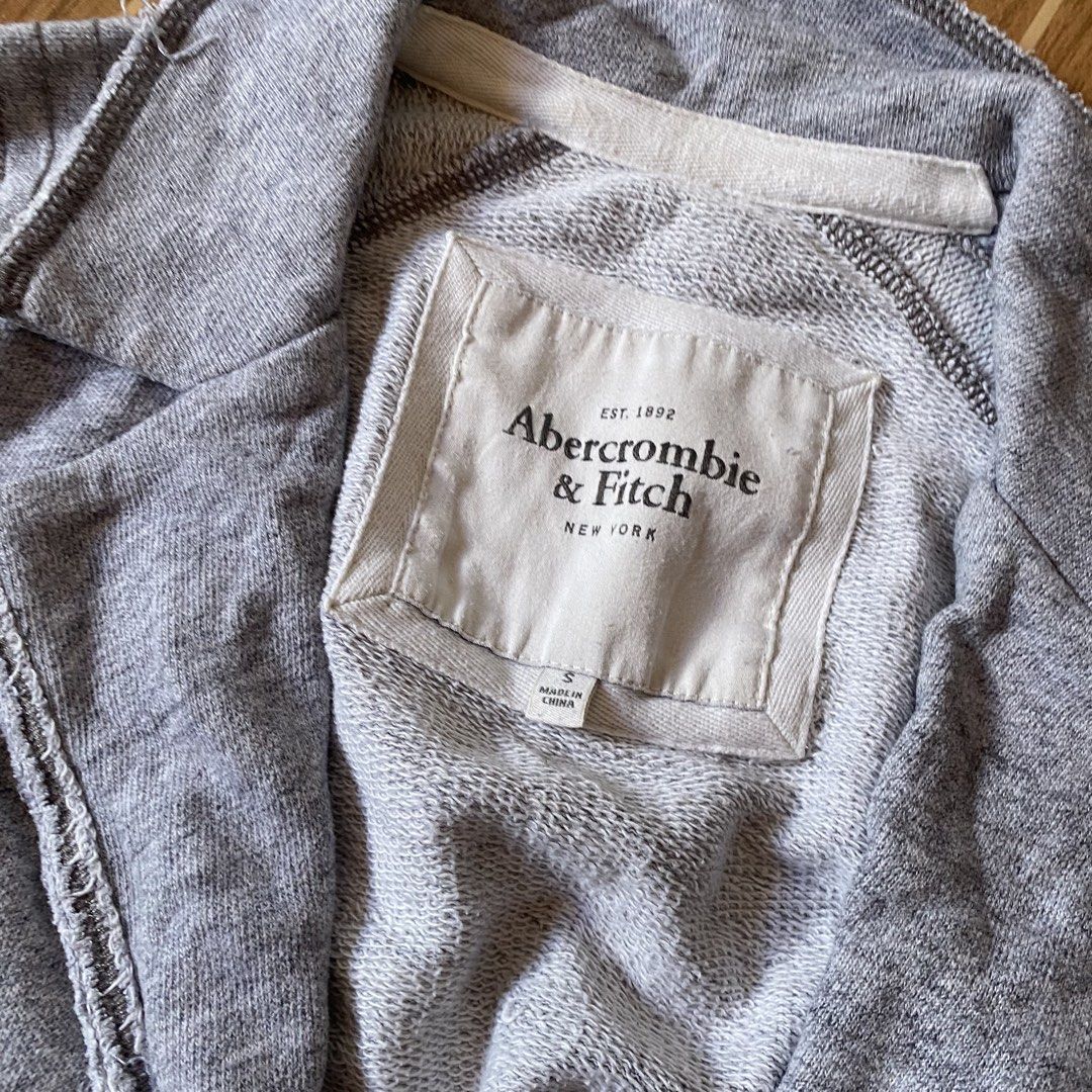 abercrombie & fitch crop jacket (Category: Coats, Jackets and Outerwear) located in Paete. Submitted by fat.archives (Listing ID 1465304120, Image 3). Description: bust 17 length 15 .