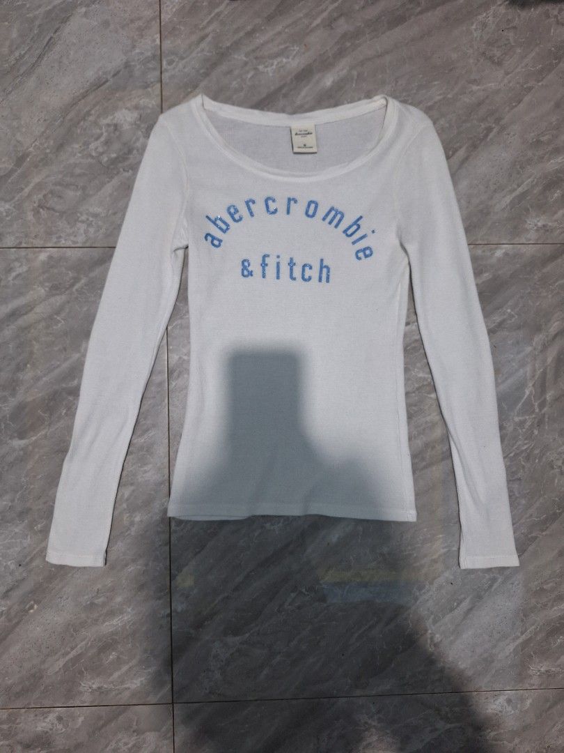 Abercrombie long sleeves Y2k tops (Category: Longsleeves) located in Palayan City. Submitted by erae_lf (Listing ID 1465349645, Image 1). Description: no issue very good condition size fits xs - s width: 15" length: 22" dm loc: palayan city nueva ecija.