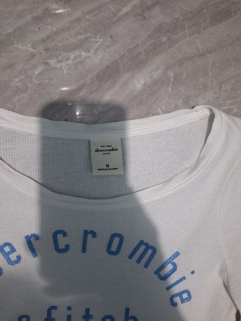 Abercrombie long sleeves Y2k tops (Category: Longsleeves) located in Palayan City. Submitted by erae_lf (Listing ID 1465349645, Image 3). Description: no issue very good condition size fits xs - s width: 15" length: 22" dm loc: palayan city nueva ecija.