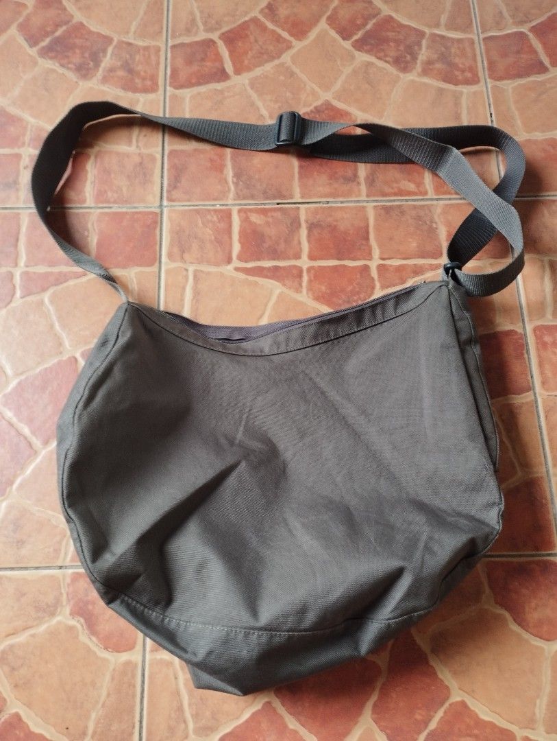 Adidas Shoulder/Cross Body Bag (Category: Sling Bags) located in San Fernando. Submitted by nerosales (Listing ID 1465245825, Image 3). Description: Adidas Shoulder/Cross Body Bag approximately 15 x 12 inches Please see all photos for condition. 450 pesos only SM City Pampanga Shipping: J&T Payment: Gcash NO COD /NO COP.