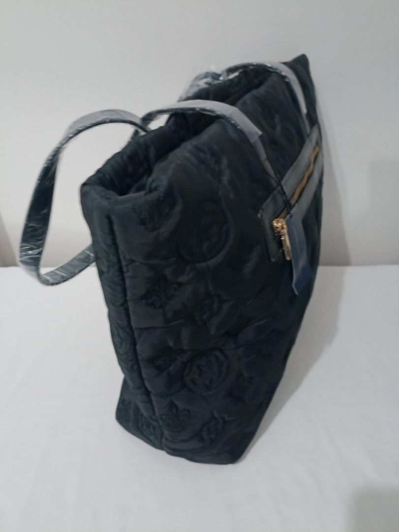 Adrienne Vittadini Soho Collection Quilted Tote (Category: Tote Bags) located in Kabacan. Submitted by prelovedbags.ph (Listing ID 1465234537, Image 3). Description: Bnew. Quilted Nylon material. Large size. With detachable wristlet pouch. Authentic 🇺🇲.