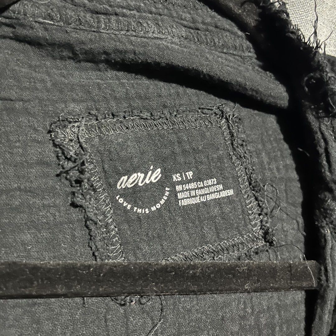 Aerie Black Oversize Long-Sleeve Top (Category: Longsleeves) located in Tanjay. Submitted by febmarie (Listing ID 1465221446, Image 2). Description: Has raw hem design Oversize (xs on the tag but can fit up to an large) 📍 Negros Oriental 📦 J&T — SF c/o buyer .