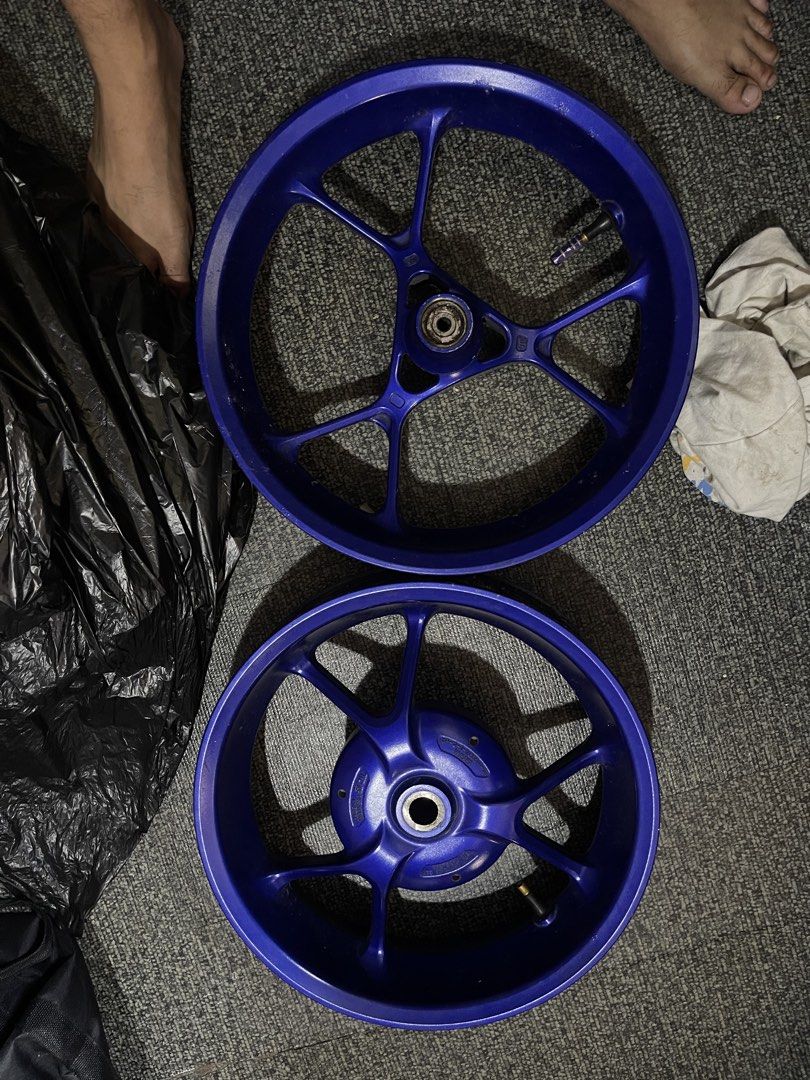AEROX V1 Mags (Category: Tires & Rims) located in Caloocan City. Submitted by dustinabli98520 (Listing ID 1465171961, Image 1). Description: Negotiable issue- Paint chips.