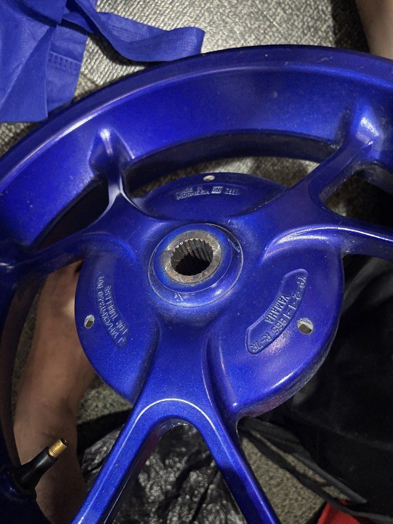 AEROX V1 Mags (Category: Tires & Rims) located in Caloocan City. Submitted by dustinabli98520 (Listing ID 1465171961, Image 3). Description: Negotiable issue- Paint chips.