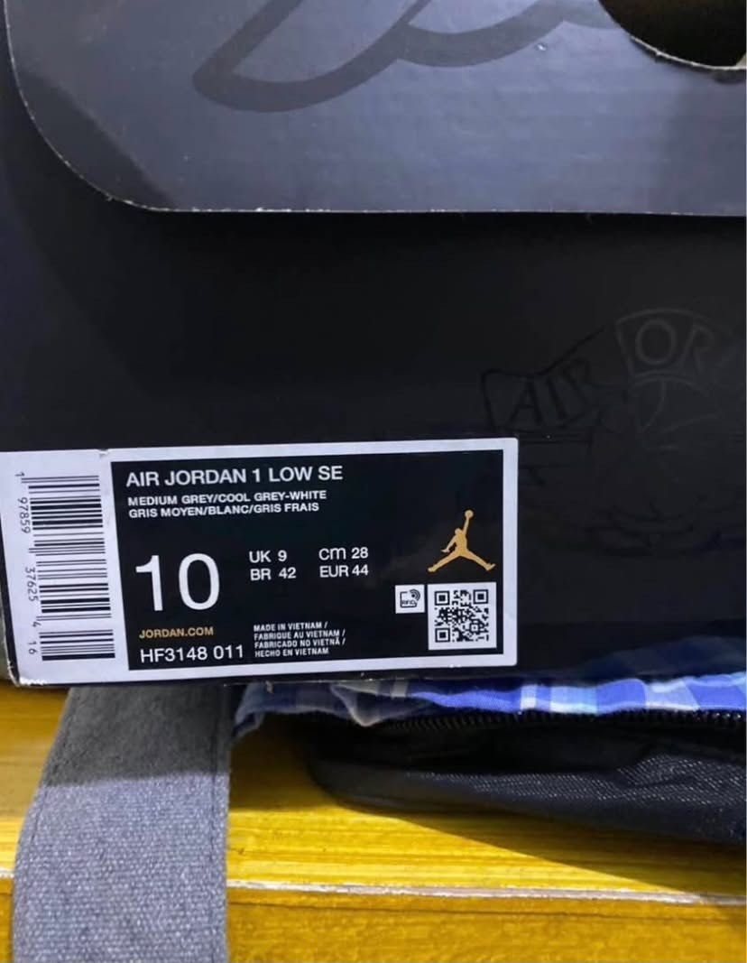 Air Jordan 1 Low SE Medium Grey Cool Grey (Category: Sneakers) located in Manila. Submitted by smb03 (Listing ID 1465312239, Image 2). Description: - Model: Air Jordan 1 Low SE - Colorway: Medium Grey / Cool Grey / White - Size: US 10 / UK 9 / EUR 44 / CM 28 - Condition: used like new - Inclusion: Original box - Mode of transaction: Meetups possible or shipping via LBC/J&T at buyer's expense.
