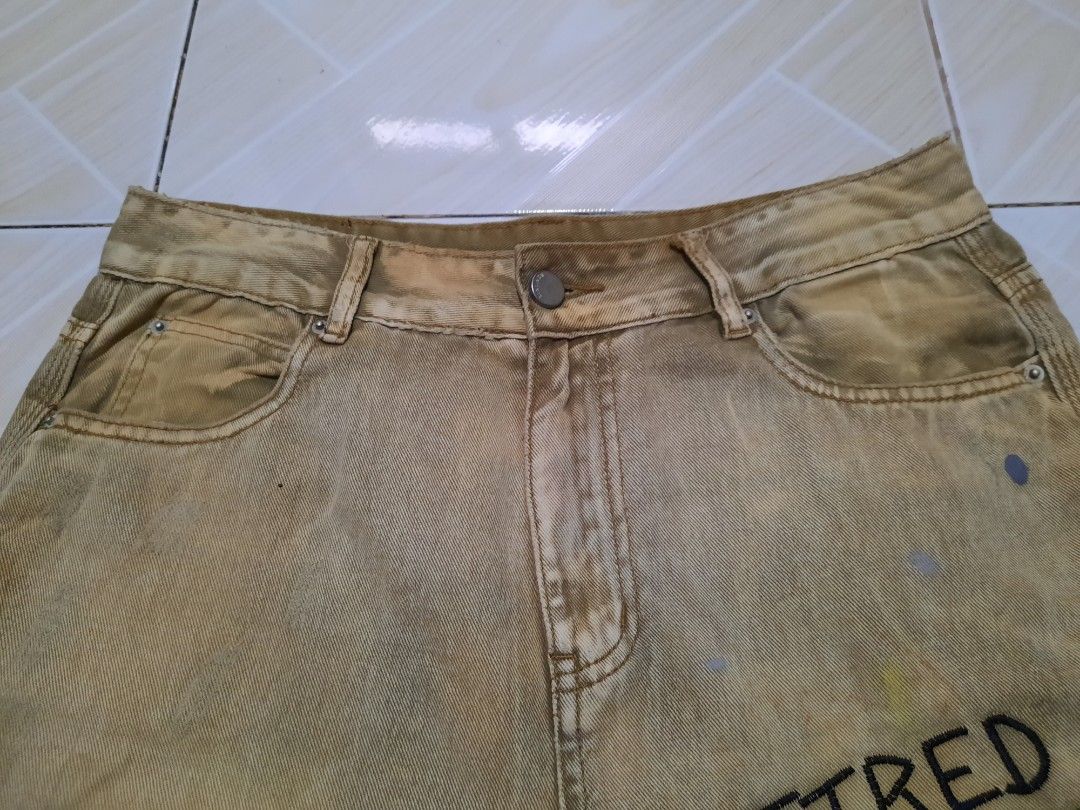 altered carpenter jorts (Category: Shorts) located in Tarlac. Submitted by thryftstash (Listing ID 1465381552, Image 2). Description: dimes: 32 - 19.5 - 9.5 issue: none (those paint splash are intentional because its customised) sf not included tarlac loc j&t and lbc courier.