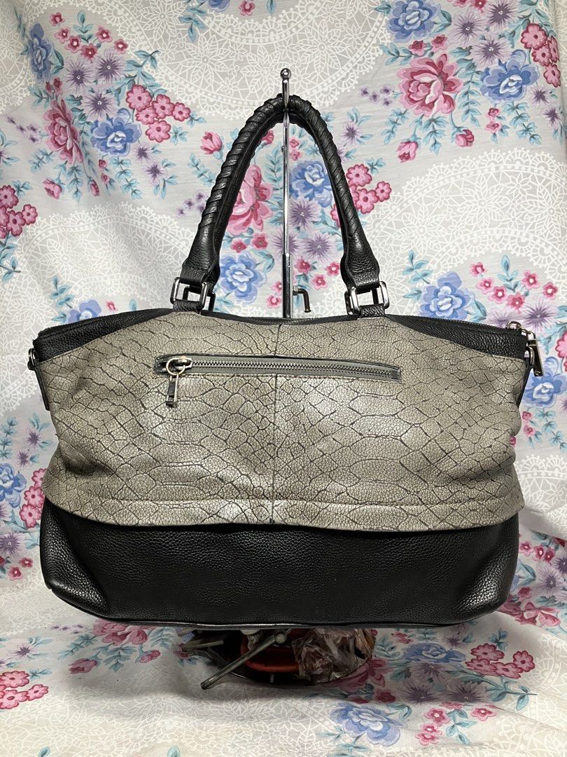 ANNE KLEIN TWO TONE SHOULDER BAG (Category: Shoulder Bags) located in General Mariano Alvarez. Submitted by adonid (Listing ID 1465256557, Image 2). Description: ANNE KLEIN TWO TONE SHOULDER BAG GOOD CONDITION NORMAL SIGN OF USAGE ONLY .
