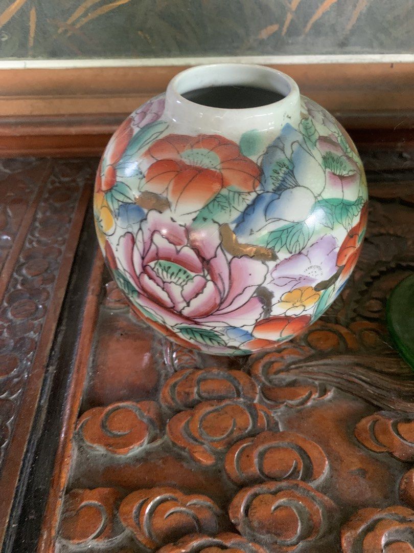 Antique oriental jar (Category: Vintage Collectibles) located in Quezon City. Submitted by sojisup (Listing ID 1465176797, Image 1). Description: Classic oriental jar .
