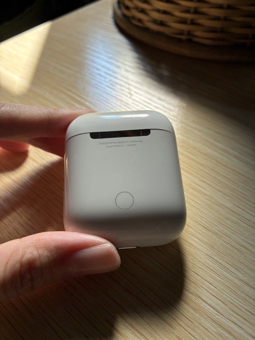 Apple Airpods 1st Gen (Category: Earphones) located in Manila. Submitted by jean_g (Listing ID 1465273336, Image 3). Description: Read!! This is authentic bought from the uk Sensors, controls, pairing and charging work ISSUE: degraded battery and volume.