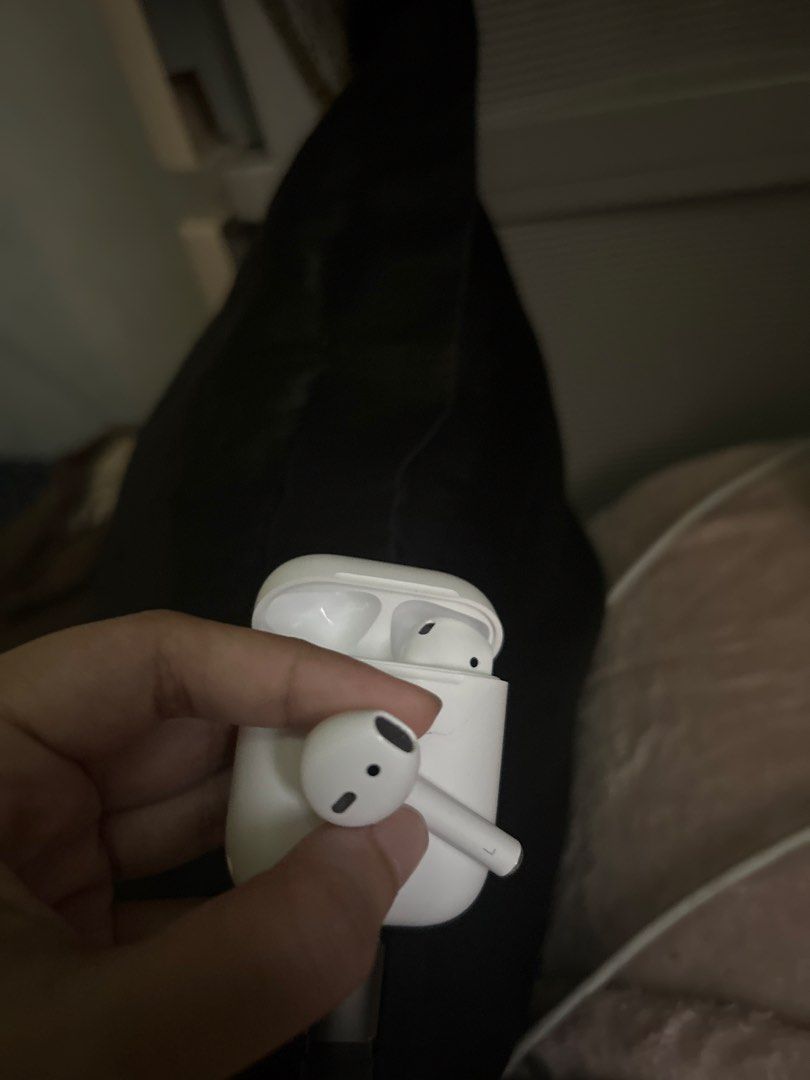 Apple AirPods Gen 2 Wireless Earbuds with Charging Case (Category: Earphones) located in Manila. Submitted by redcherries27 (Listing ID 1465202663, Image 2). Description: -Close copy, replica only but high quality - Apple wireless earbuds with standard white charging case - Includes both left and right earpieces in clean white finish - Fully working indicator light glows orange while charging - Charges easily via Lightning cable at the bottom por