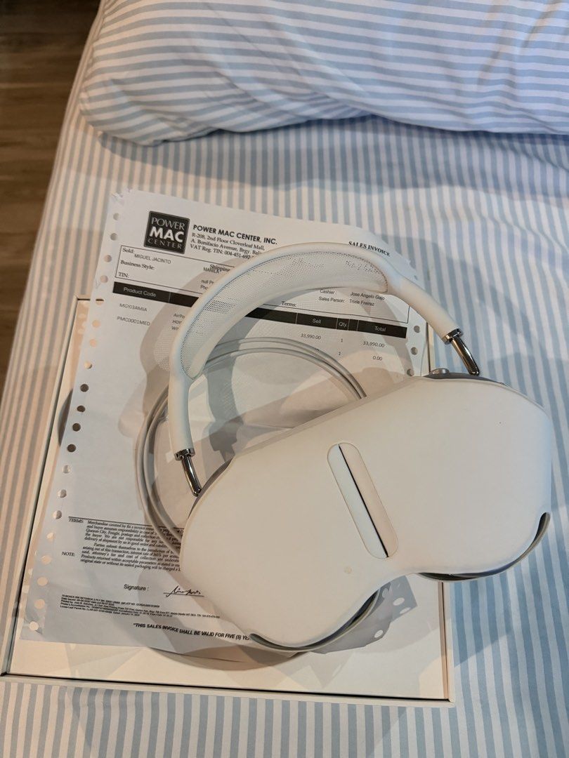 Apple AirPods Max White (Category: Headphones & Headsets) located in Manila. Submitted by air0526 (Listing ID 1465214981, Image 1). Description: - Item: Apple AirPods Max - Color: White - Condition: Clean, lightly handled - Purchase Date: January 7, 2024 (from Power Mac Center) - Original Price: ₱33,990 - Inclusions: Original smart case, charging cable, box, and original receipt - RFS: Decluttering / Upgrade.