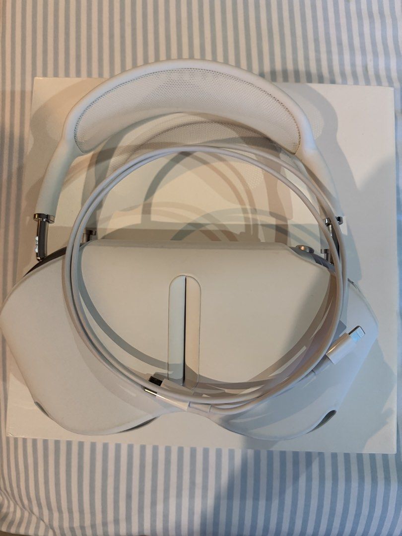 Apple AirPods Max White (Category: Headphones & Headsets) located in Manila. Submitted by air0526 (Listing ID 1465214981, Image 2). Description: - Item: Apple AirPods Max - Color: White - Condition: Clean, lightly handled - Purchase Date: January 7, 2024 (from Power Mac Center) - Original Price: ₱33,990 - Inclusions: Original smart case, charging cable, box, and original receipt - RFS: Decluttering / Upgrade.