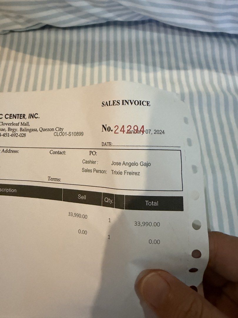 Apple AirPods Max White (Category: Headphones & Headsets) located in Manila. Submitted by air0526 (Listing ID 1465214981, Image 3). Description: - Item: Apple AirPods Max - Color: White - Condition: Clean, lightly handled - Purchase Date: January 7, 2024 (from Power Mac Center) - Original Price: ₱33,990 - Inclusions: Original smart case, charging cable, box, and original receipt - RFS: Decluttering / Upgrade.