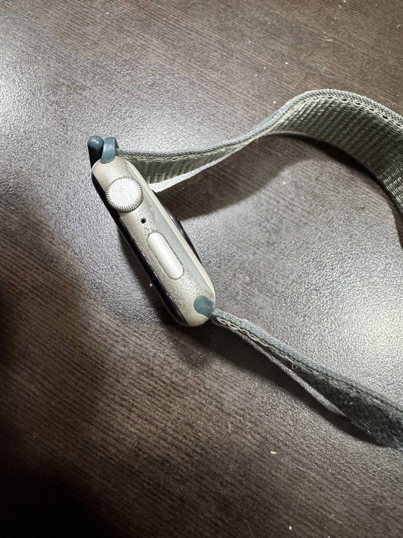 Apple Watch SE 2 (Category: Wearables & Smart Watches) located in Pasig City. Submitted by mjaguirre_x (Listing ID 1465215997, Image 2). Description: - Model: Apple Watch SE 2 - Strap: sport band fabric - Condition: Good working condition with signs of use - complete with box and charger cable - Cainta area.