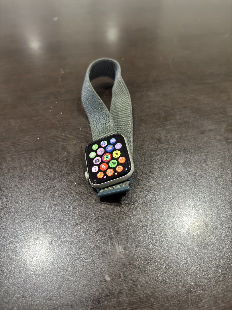 Apple Watch SE 2 (Category: Wearables & Smart Watches) located in Pasig City. Submitted by mjaguirre_x (Listing ID 1465215997, Image 1). Description: - Model: Apple Watch SE 2 - Strap: sport band fabric - Condition: Good working condition with signs of use - complete with box and charger cable - Cainta area.