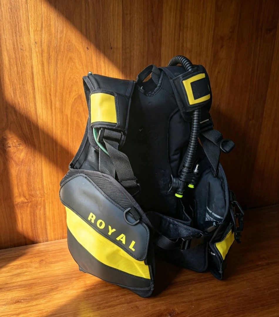 Aqua Lung Royal Scuba Diving BCD Buoyancy Compensator Jacket (Category: Water Sports) located in Naga. Submitted by solamia (Listing ID 1465178843, Image 2). Description: - Brand: Aqua Lung Royal - Type: Scuba diving buoyancy compensator (BC) jacket - Color: Black and yellow design - Features: Integrated inflator hose and multiple dump valves - Fit: Fully adjustable straps and secure waist belt - Build: Sturdy plastic backplate for stability - Co