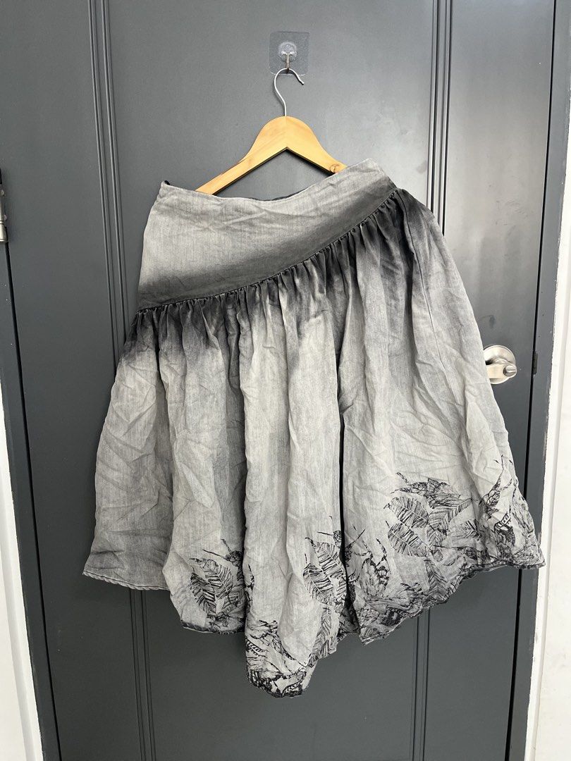 Asymmetrical Hem Grey Ombre Leaf Print Skirt (Category: Skirts) located in Angeles City. Submitted by mochimochi1219 (Listing ID 1465197784, Image 1). Description: - Style: Artsy grey ombre midi skirt with a flared silhouette - Waistband: Trendy diagonal asymmetrical cut - Details: Ruffled gathering along the drop waist seam - Hem: Statement black botanical leaf and vine print - Fabric: Lightweight and versatile for dressing up or down Size small