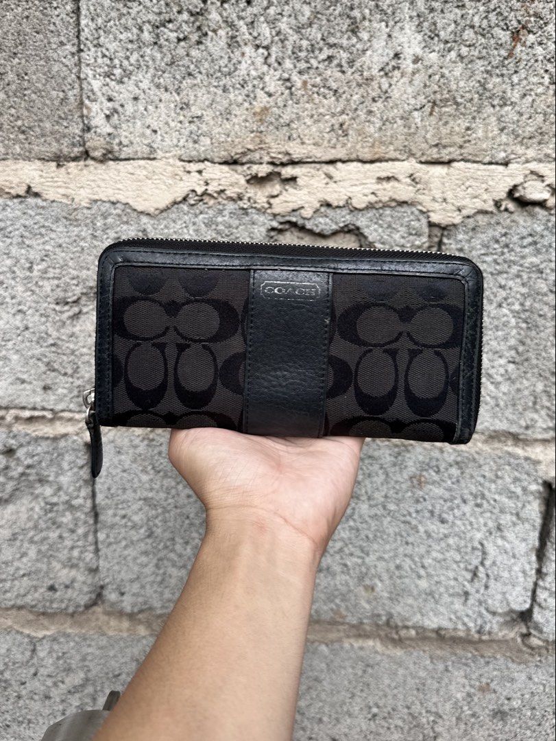 Auth. COACH Monogram Long wallet (Category: Wallets & Card holders) located in Cagayan de Oro. Submitted by kjcartier26 (Listing ID 1465233365, Image 1). Description: Authentic, In usable condition, Message me for the Flaw. 😊✨.