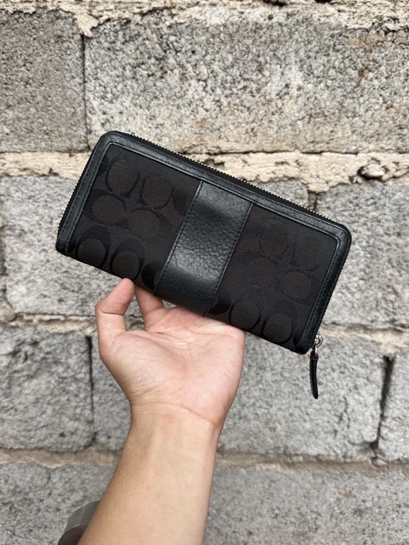 Auth. COACH Monogram Long wallet (Category: Wallets & Card holders) located in Cagayan de Oro. Submitted by kjcartier26 (Listing ID 1465233365, Image 2). Description: Authentic, In usable condition, Message me for the Flaw. 😊✨.