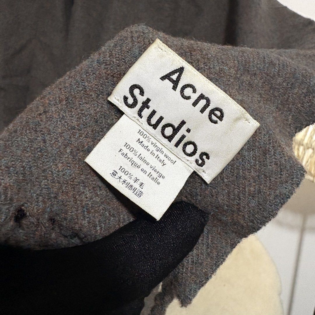 Authentic Acne Studios Gray 💯Virgin Wool Long Scarf (Category: Scarves) located in Binangonan. Submitted by makoleksyon (Listing ID 1465215798, Image 3). Description: Excellent condition Like new No flaws Made in Italy 💯% wool Bought in Japan 💯% Authentic Money back guarantee .