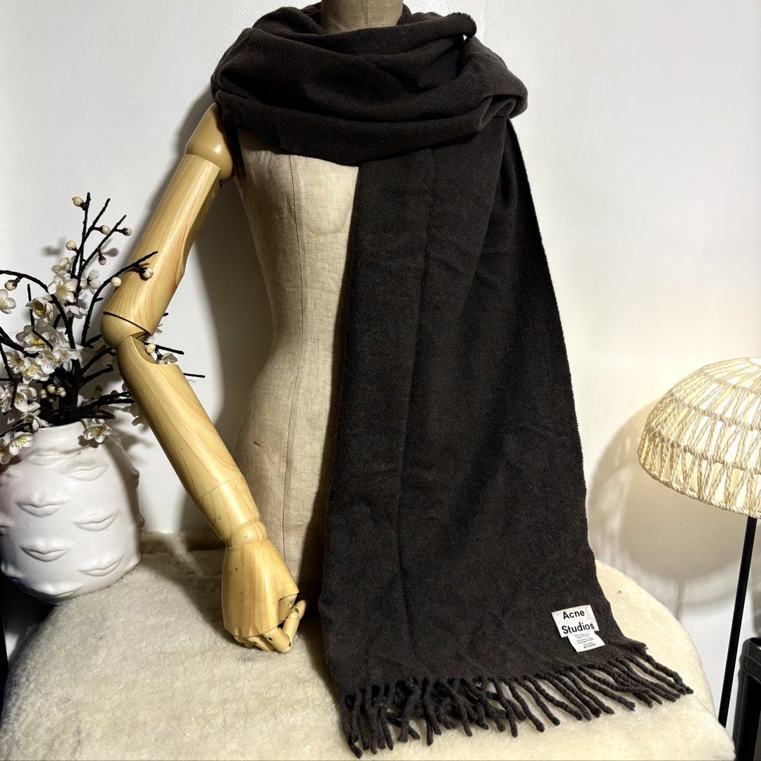 Authentic Acne Studios Gray 💯Virgin Wool Long Scarf (Category: Scarves) located in Binangonan. Submitted by makoleksyon (Listing ID 1465215798, Image 1). Description: Excellent condition Like new No flaws Made in Italy 💯% wool Bought in Japan 💯% Authentic Money back guarantee .