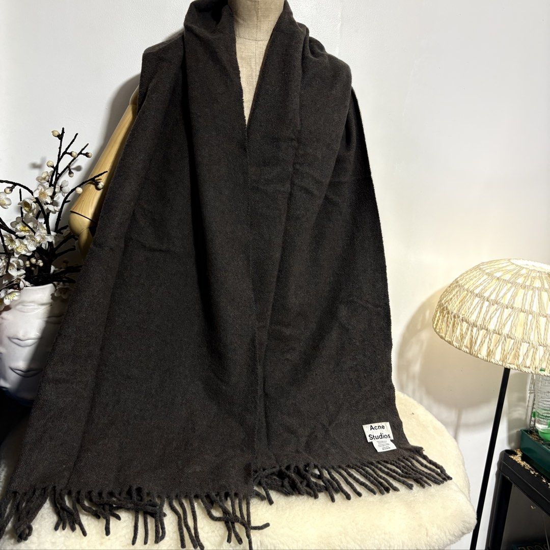 Authentic Acne Studios Gray 💯Virgin Wool Long Scarf (Category: Scarves) located in Binangonan. Submitted by makoleksyon (Listing ID 1465215798, Image 2). Description: Excellent condition Like new No flaws Made in Italy 💯% wool Bought in Japan 💯% Authentic Money back guarantee .
