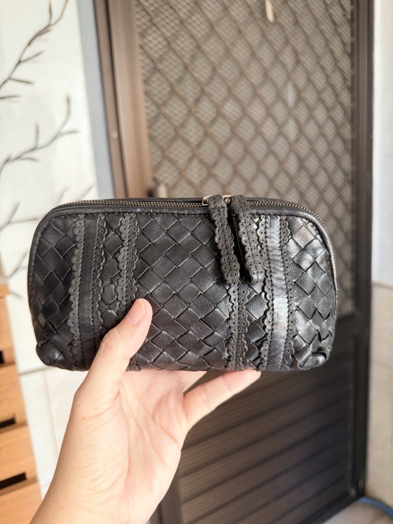 Authentic bottega Veneta pouch (Category: Purses & Pouches) located in Caloocan City. Submitted by alavishglam (Listing ID 1465255603, Image 3). Description: .
