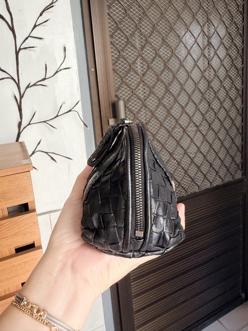 Authentic bottega Veneta pouch (Category: Purses & Pouches) located in Caloocan City. Submitted by alavishglam (Listing ID 1465255603, Image 2). Description: .