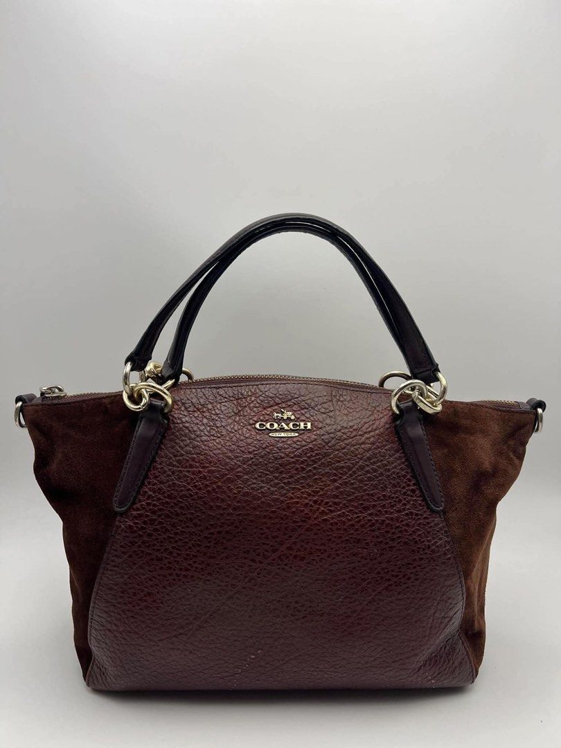 Authentic Coach mini 2 way in Burgundy color (Category: Tote Bags) located in Cagayan de Oro. Submitted by borse_de_amore (Listing ID 1465180967, Image 1). Description: Authentic Coach mini 2 way in Burgundy color Rank B+ signs of use exterior. Interior clean pa. Flaw: Creed may flaw na. With dustbag. 🏷️2,380.
