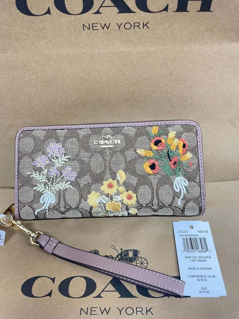 Authentic Coach Wallet (Category: Wallets & Card holders) located in Santa Cruz. Submitted by Authentic_Branded_Bags (Listing ID 1465207357, Image 1). Description: .