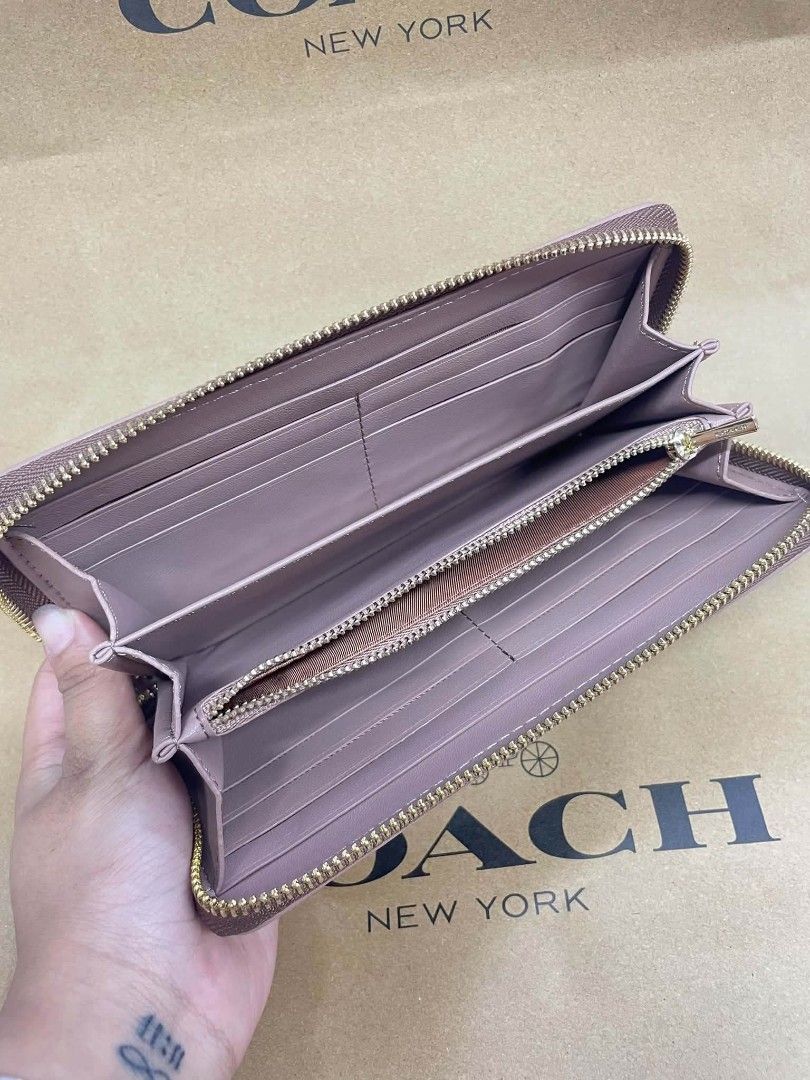 Authentic Coach Wallet (Category: Wallets & Card holders) located in Santa Cruz. Submitted by Authentic_Branded_Bags (Listing ID 1465207357, Image 3). Description: .